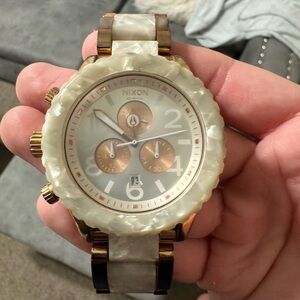 NIXON 42-20 ROSE GOLD Limited Edition